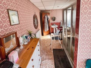 Shower room- click for photo gallery